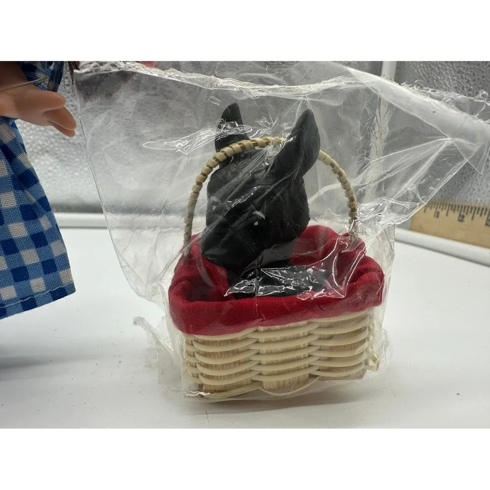 Precious Moments Wizard of Oz Dorothy Doll 2198 Gingham Dress Toto Basket 8